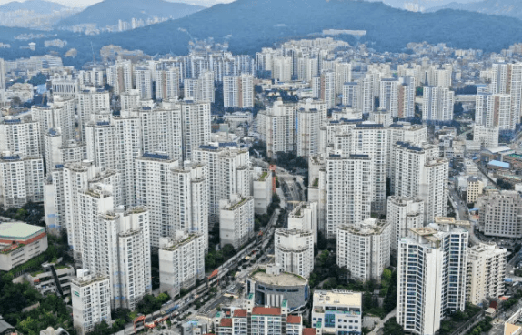 A view of modern Seoul apartments, symbolizing the challenge of finding housing in Korea.